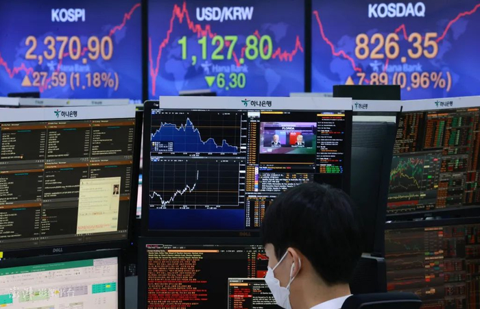  当地时间2020年11月4日，韩国首尔，民众关注美国大选选情。图自澎湃影像