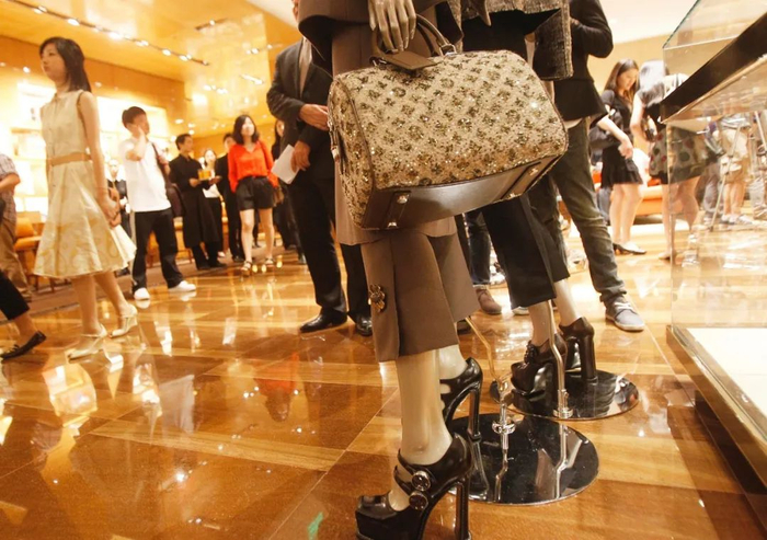 上海南京路某高档奢侈品店，不少人在这里挑选奢侈品（图片来源：视觉中国）