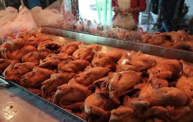 领到第一个月工资的时候，毫不犹豫地去买了烧鸡，狠狠过了一回吃烧鸡的瘾。资料图