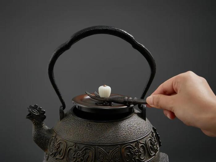 烧水泡茶，你和山泉水之间，只差了一把日本铁壶|| Chin@美物_手机新浪网