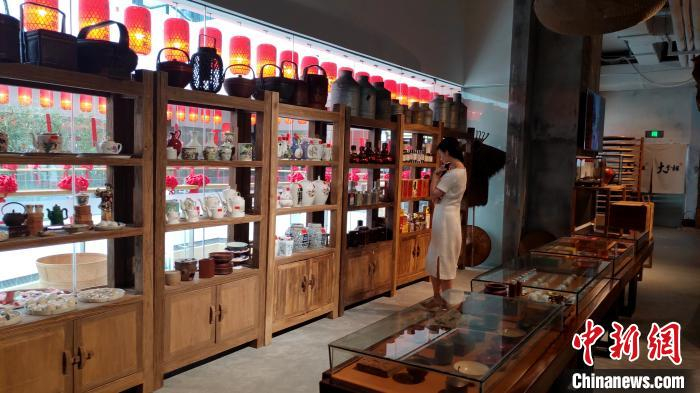 乌龙茶爱好者参观大掌柜国茶文化馆。　杨伏山 摄
