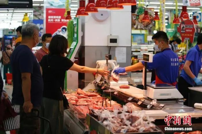 资料图：北京市朝阳区一家京客隆超市内，市民选购猪肉。中新社记者 蒋启明 摄