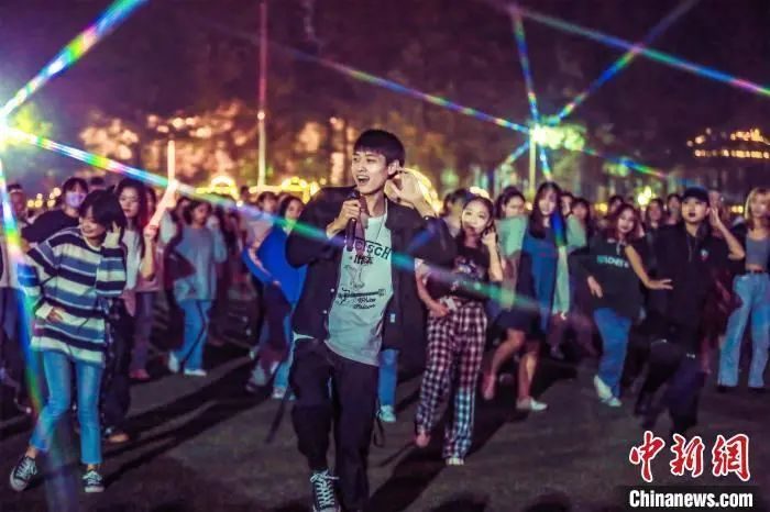 资料图：武汉一高校的学生相聚体育场齐跳广场舞 程晓璐 摄