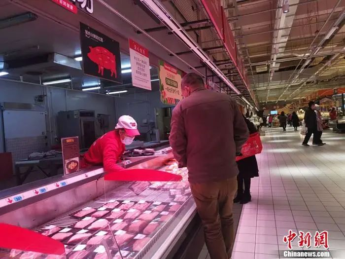 图为北京丰台区一家超市内的猪肉区。谢艺观 摄