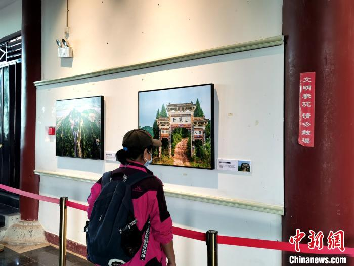 市民观看画展　胡传林　摄