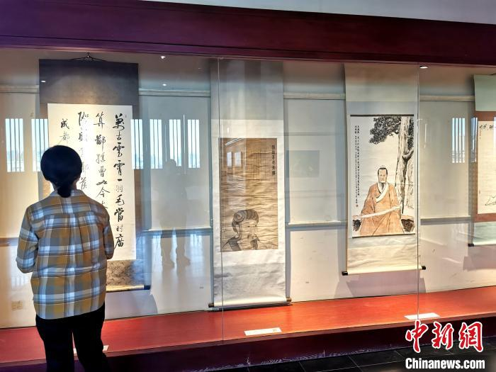  市民观看画展 胡传林 摄
