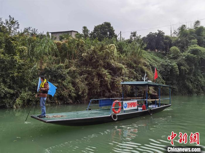 图为重庆万州护渔队员姜学清和陈文学正在杨河溪水域巡逻。　应凤林 摄