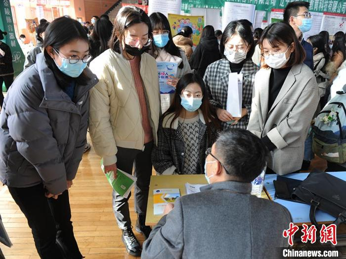 招聘会上，学生正在进行初步的面试。　刘栋 摄