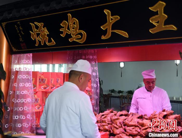 图为王东升讲述静宁烧鸡历史。　杨艳敏 摄