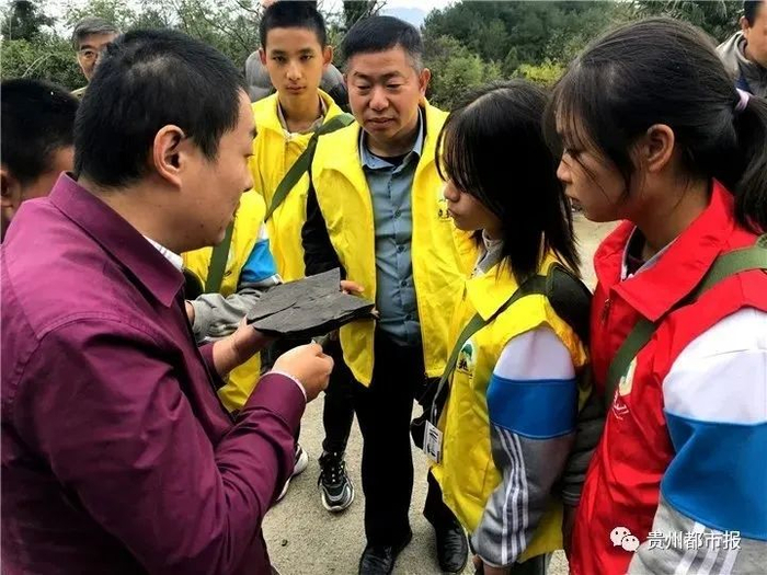 ▲武汉地大专家为学生讲解化石知识