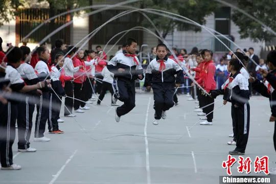 学生在校参与跳绳活动。中新社发 张云 摄