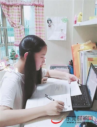 ▲柯槿正在学编程 受访者供图