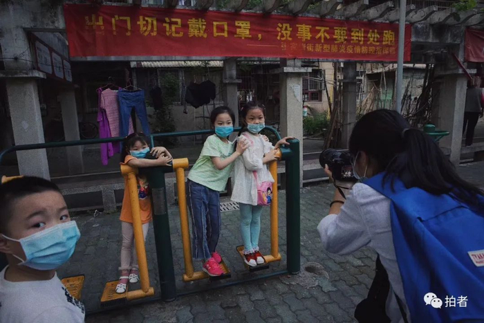 ▲2020年5月10日，武汉一小区，我拍下在社区健身点玩耍的小朋友。