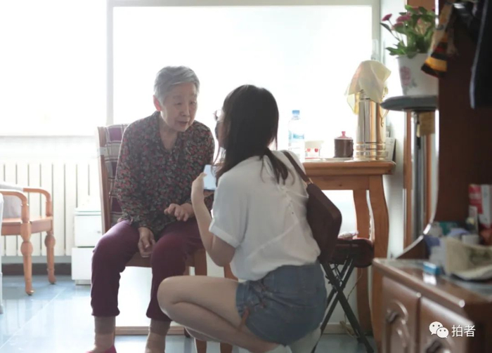 ▲2020年6月，受新发地疫情影响，北京西城区部分小区封闭管理，我在采访小区内的老人。