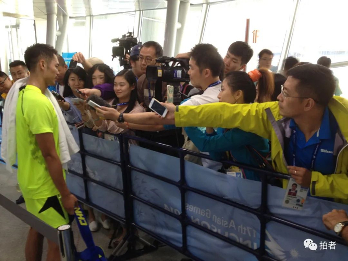▲2014年9月，韩国仁川，仁川亚运会羽毛球男单决赛后，我与同行们在混采区采访林丹。