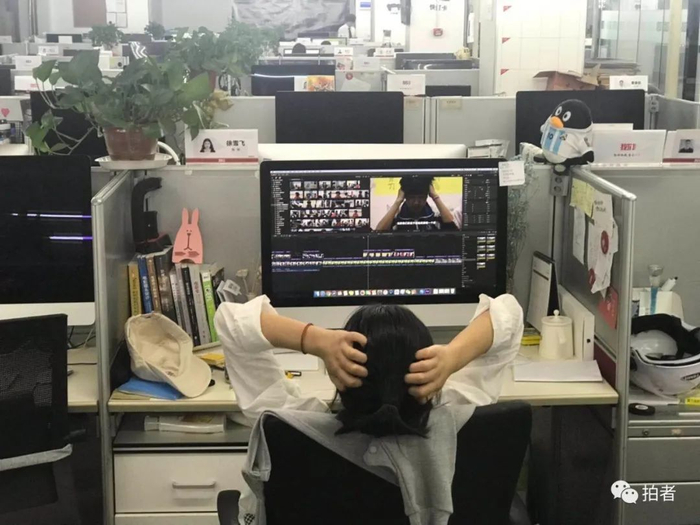 ▲2019年5月11日，在办公室对汶川地震专题片《安康家园最后一批地震孤儿》进行修改、调整。