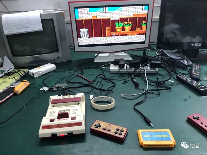 ▲2020年9月中旬，我前往广东调查“小霸王学习机”老板旗下百货公司陷入资金紧张事件，在小霸王园区生产线上拍到的测试样机