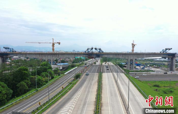 图为该梁主跨跨越高速公路匝道区5条独立行车道、交通流量和施工难度大。高志敏 供图