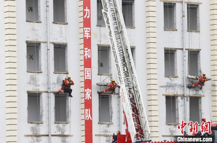 图为高层建筑救援现场。　马铭言 摄