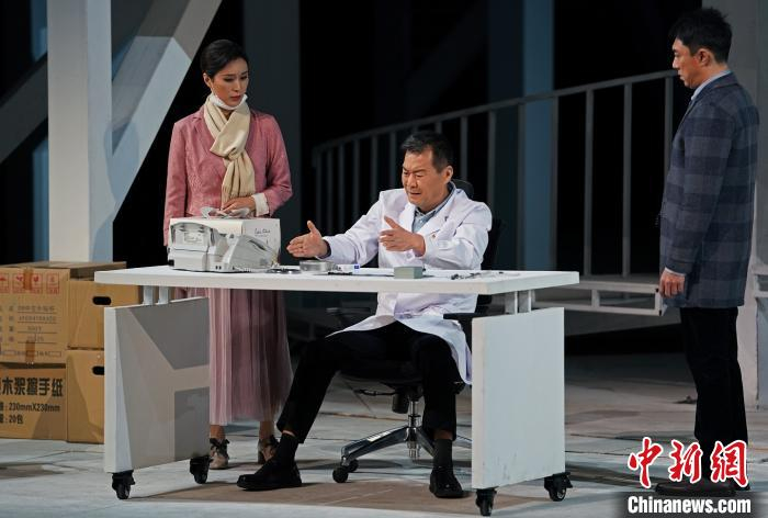 《人民至上》剧照 李宴 摄