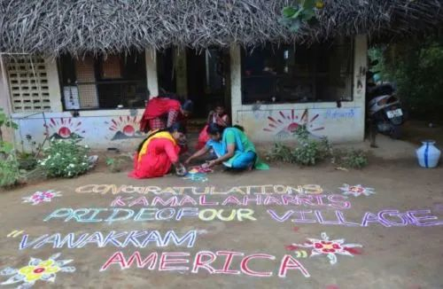 当地妇女绘制标语“恭喜卡拉玛—我们村庄的骄傲，祝福美国” 图源AP