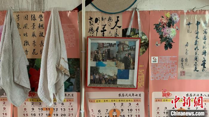 吴建平房间内墙上挂着合影。　徐翘楚 摄