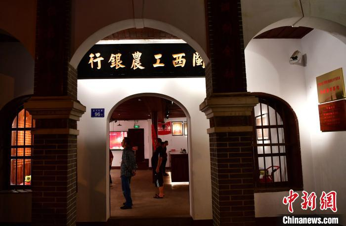 图为11月8日晚，市民和游客在街区闽西工农银行旧址参观。　张斌 摄
