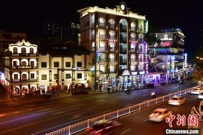 图为11月8日晚，位于福建龙岩市区的中央苏区金融街暨恋城1908文创街区。　张斌 摄