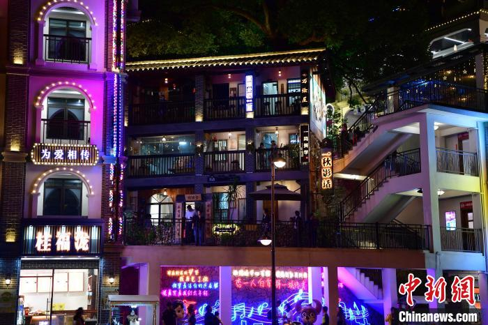 图为11月8日晚，位于福建龙岩市区的中央苏区金融街暨恋城1908文创街区吸引了许多市民和游客前来“打卡”。　张斌 摄