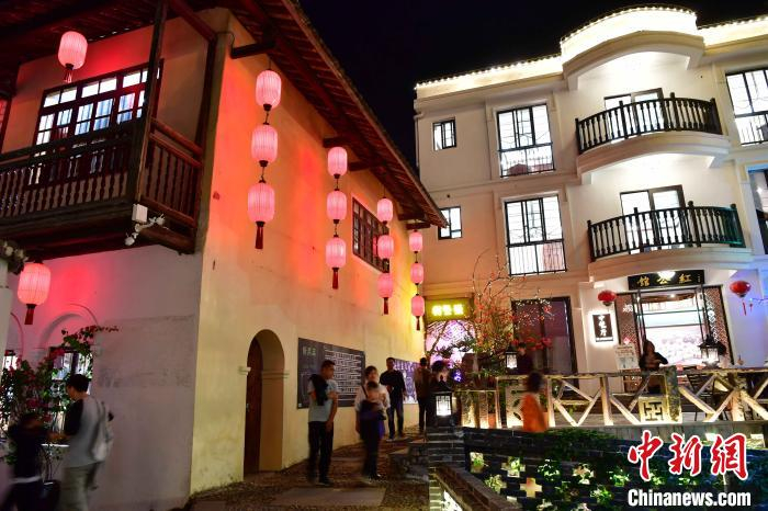 图为11月8日晚，位于福建龙岩市区的中央苏区金融街暨恋城1908文创街区吸引了许多市民和游客前来“打卡”。　张斌 摄