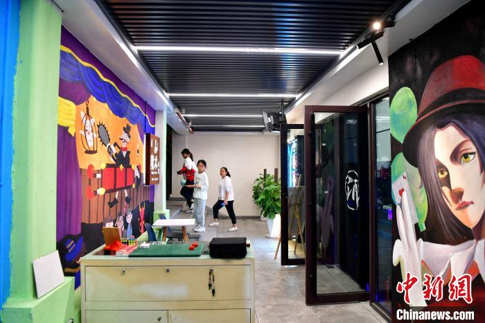 图为11月8日晚，市民和游客在街区参观游玩。　张斌 摄