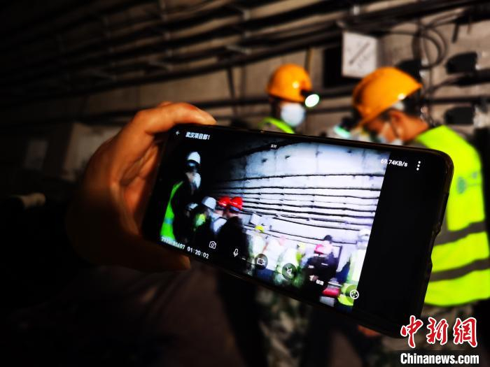网络施工人员进行隧道内信号测试 王政 摄