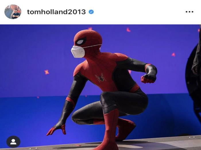 当地时间11月7日，“蜘蛛侠”扮演者汤姆·霍兰德在社交媒体上发照片，呼吁大家佩戴口罩，配合防疫。图片来源：社交媒体截图。