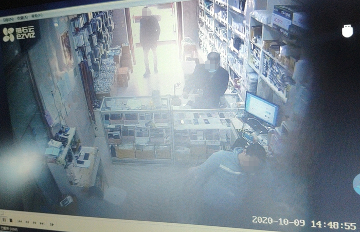 ▲赵某某手机维修店监控截图
