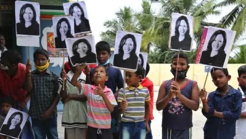  哈里斯家乡的儿童举牌庆祝&nbsp; 图源AP