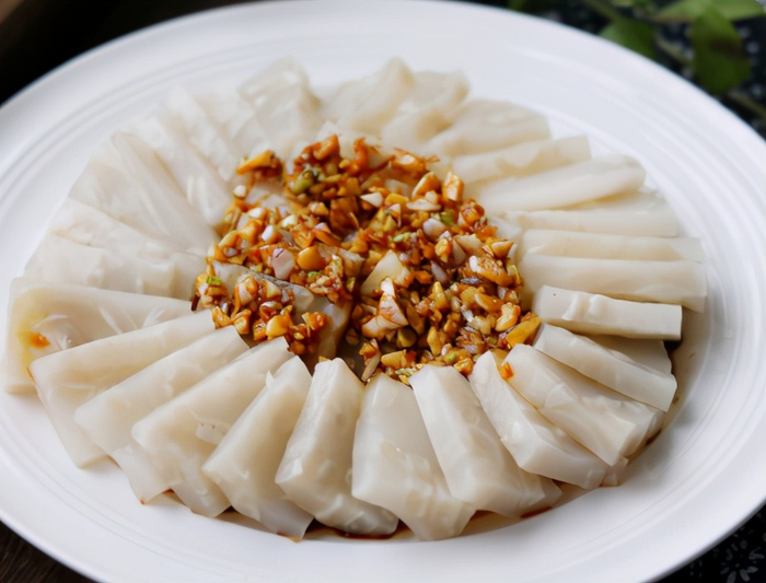 熬猪皮冻时,别直接加水熬煮,多加1个步骤,皮冻弹牙滑嫩无腥味