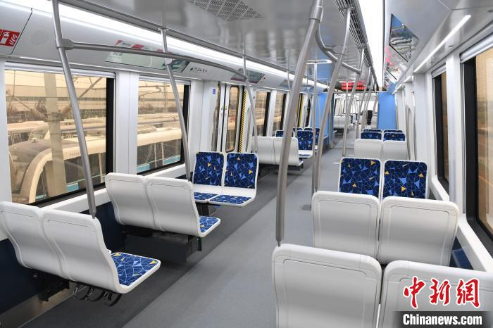 新一代跨座式单轨列车内装。　姜超 摄