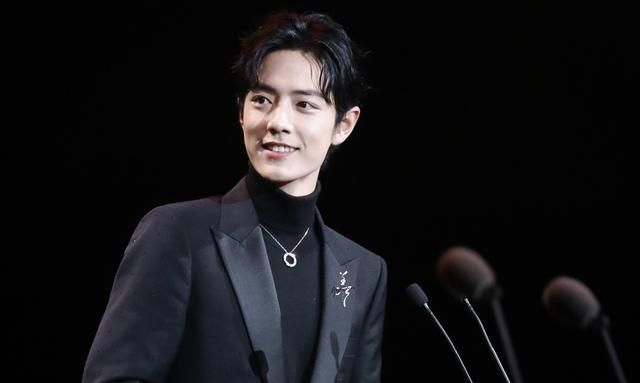 品牌方发布肖战新海报,满屏大长腿超吸晴,沉寂一年人气居高不下