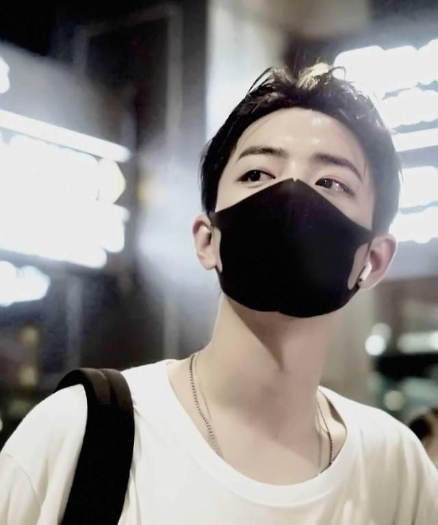 品牌方发布肖战新海报,满屏大长腿超吸晴,沉寂一年人气居高不下