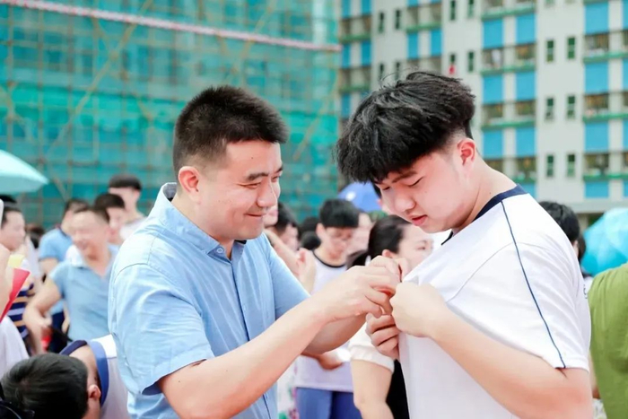 △佩戴成人纪念章