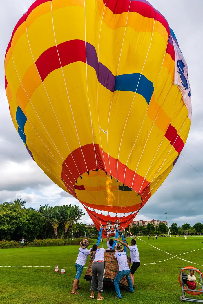 ▲热气球项目地勤人员。图据视觉中国