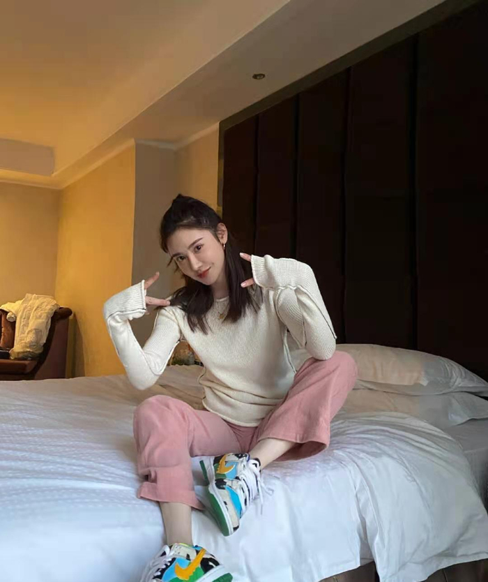 NBA主播美娜晒美照，叉开腿坐在床上姿势豪爽，图片放大后太尴尬