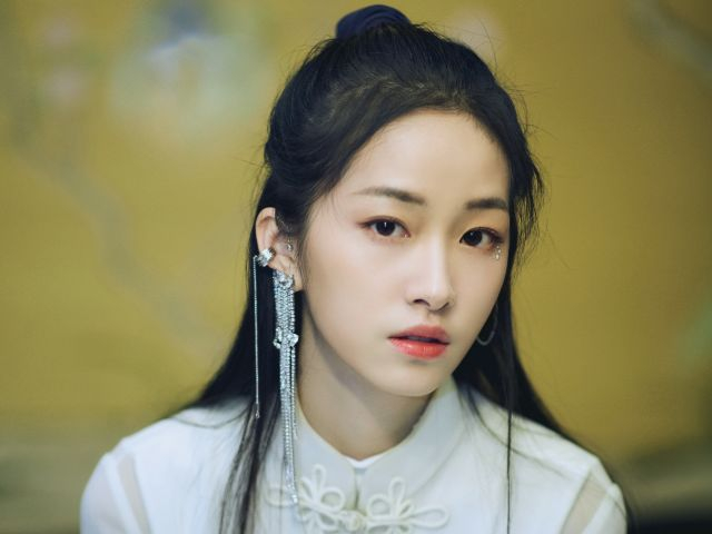 其中饰演女主的就是杨肸子了,在剧中饰演的就是温家小女儿,小时候被