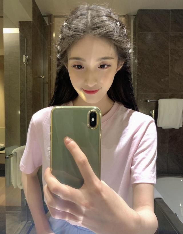 钟丽丽首次走红毯,气质出众获好评,难怪夏之光的粉丝不骂她