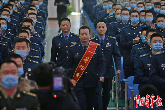 王建东在战友们的掌声中步入会场。中青报·中青网记者 王裴楠/摄