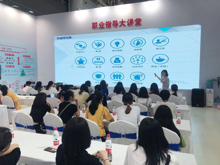 李弘在高校和社区开展职业指导讲座。