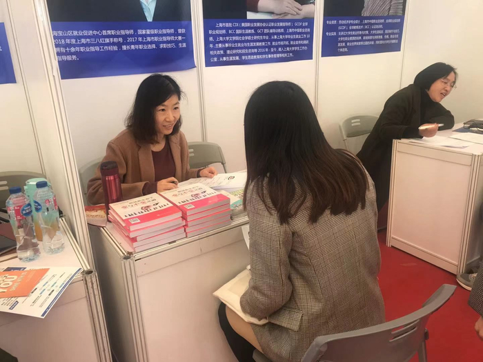 李弘对咨询者进行一对一就业指导。