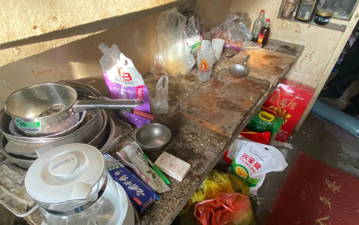 ▲12月8日，女婴家厨房十分凌乱。新京报记者 乔迟 摄