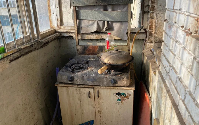 ▲12月8日，女婴家阳台灶台十分肮脏。新京报记者 乔迟 摄