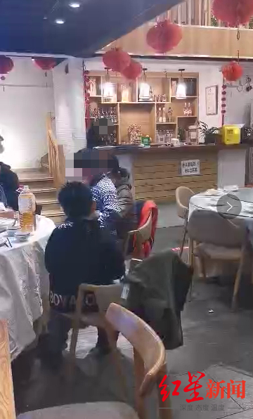 ↑事发后家长一直将男孩抱在怀中